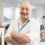 Významný britský onkolog zemřel krátce po očkování proti žluté zimnici
